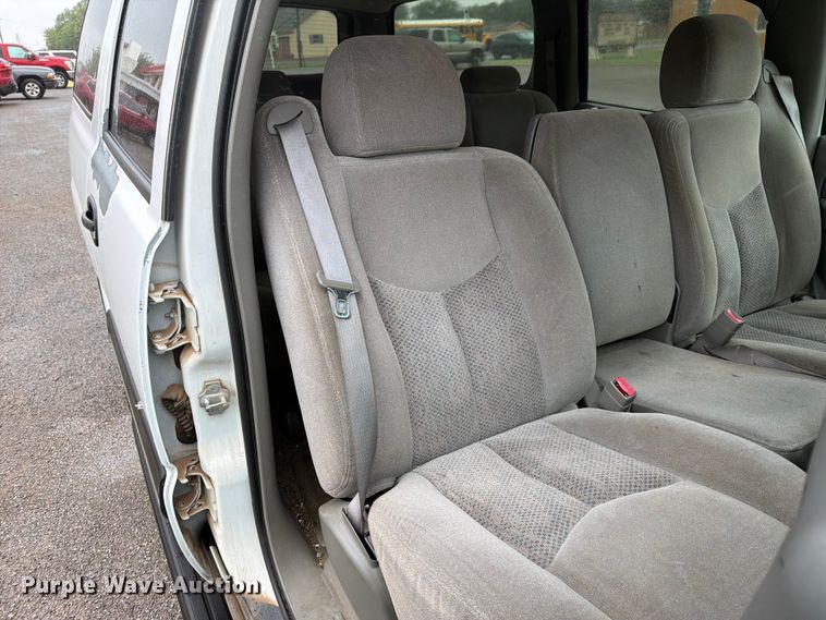 image for item EW0328 2004 Chevrolet Suburban SUV