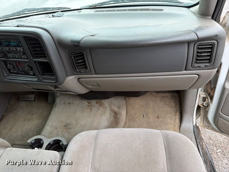 image for item EW0328 2004 Chevrolet Suburban SUV