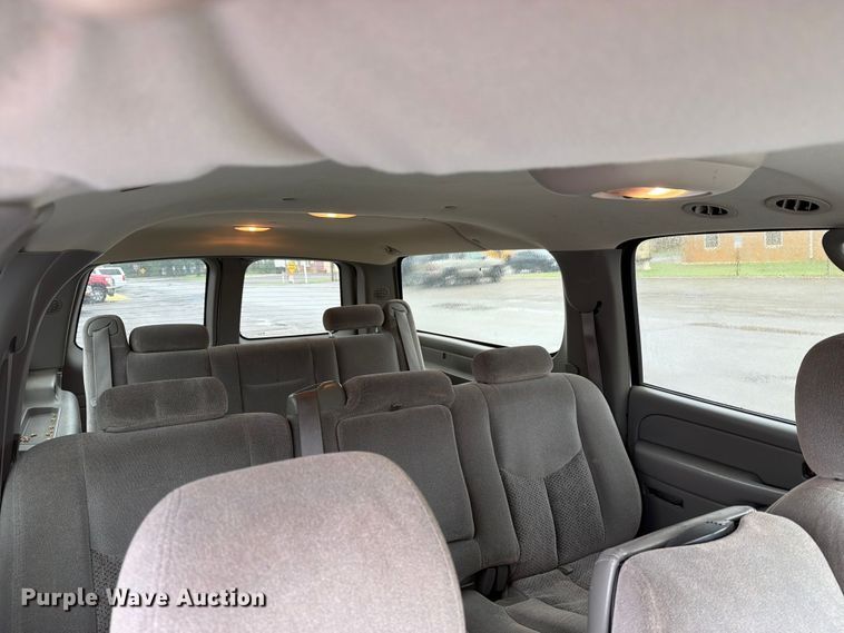 image for item EW0328 2004 Chevrolet Suburban SUV