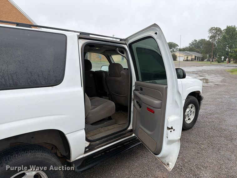 image for item EW0328 2004 Chevrolet Suburban SUV
