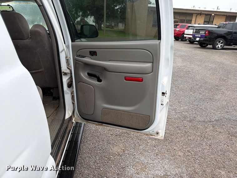 image for item EW0328 2004 Chevrolet Suburban SUV