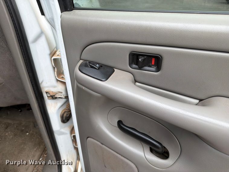 image for item EW0328 2004 Chevrolet Suburban SUV