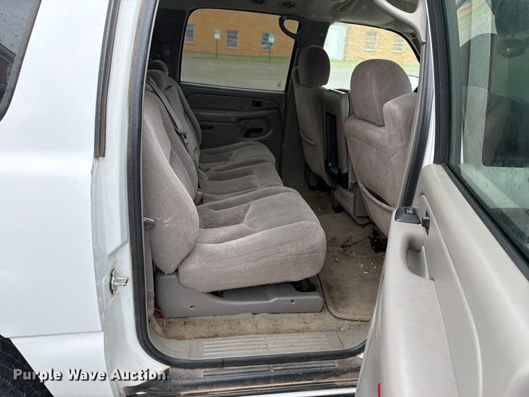 image for item EW0328 2004 Chevrolet Suburban SUV