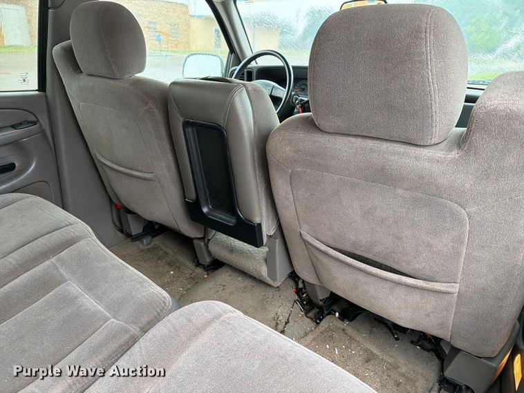 image for item EW0328 2004 Chevrolet Suburban SUV