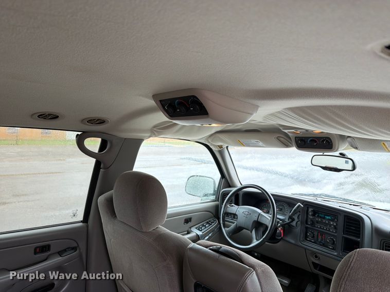image for item EW0328 2004 Chevrolet Suburban SUV