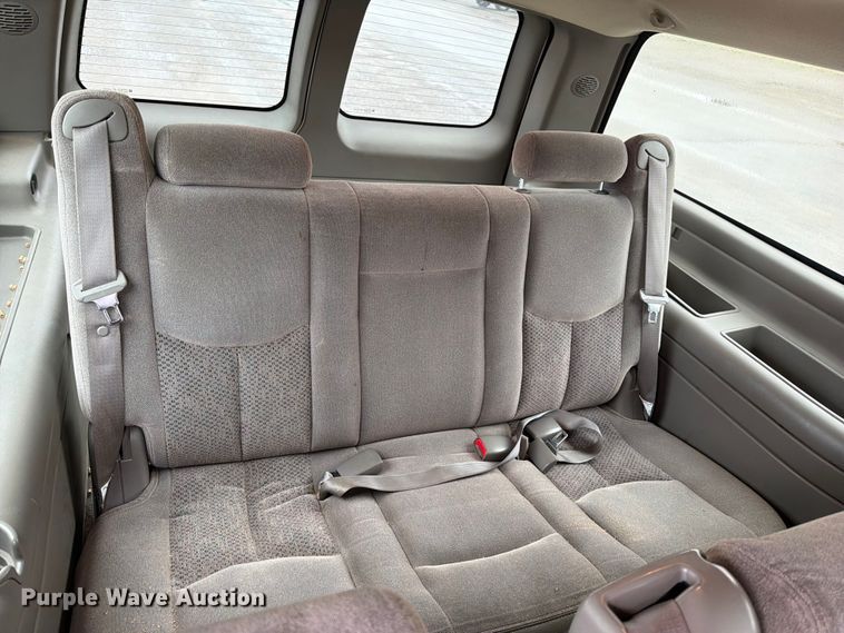image for item EW0328 2004 Chevrolet Suburban SUV