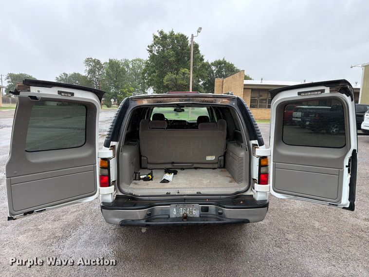 image for item EW0328 2004 Chevrolet Suburban SUV