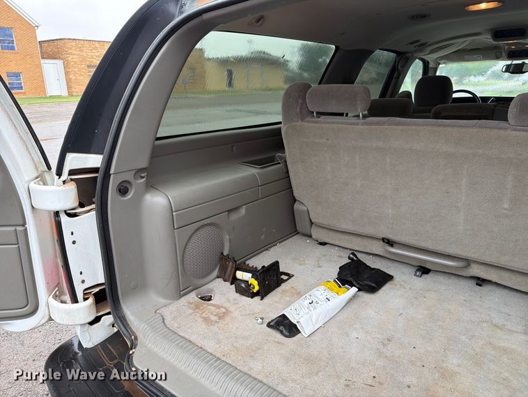 image for item EW0328 2004 Chevrolet Suburban SUV
