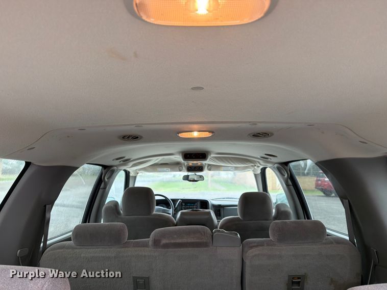 image for item EW0328 2004 Chevrolet Suburban SUV