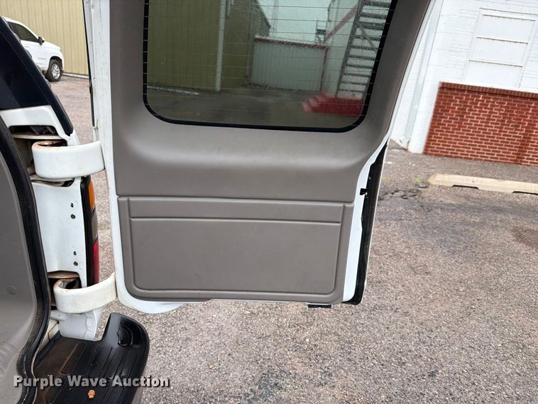 image for item EW0328 2004 Chevrolet Suburban SUV