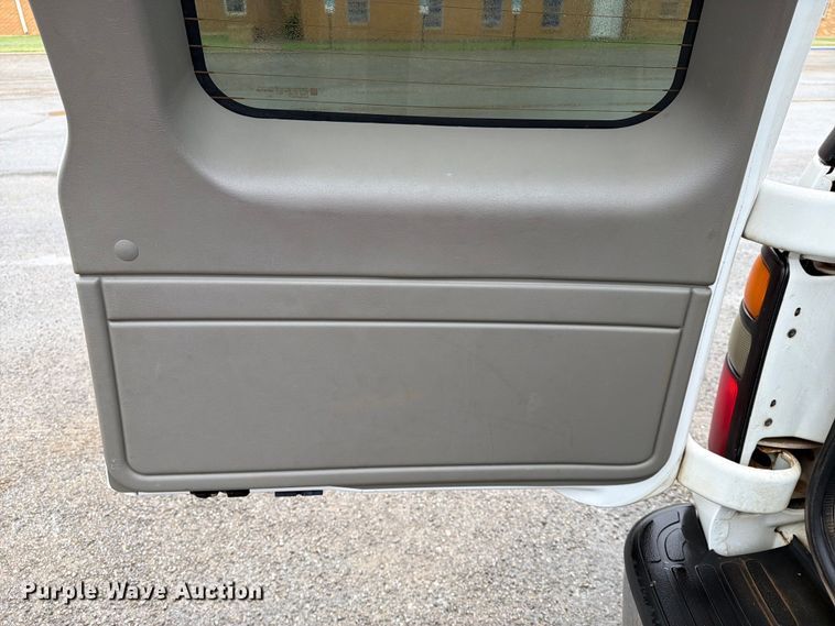 image for item EW0328 2004 Chevrolet Suburban SUV