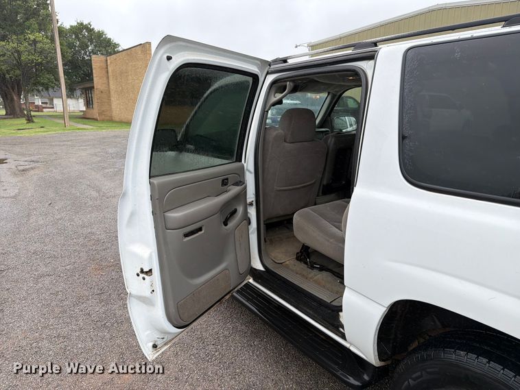 image for item EW0328 2004 Chevrolet Suburban SUV