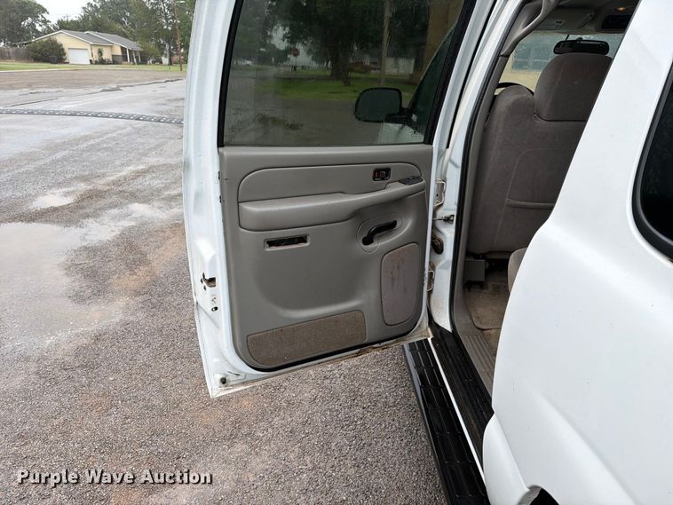 image for item EW0328 2004 Chevrolet Suburban SUV