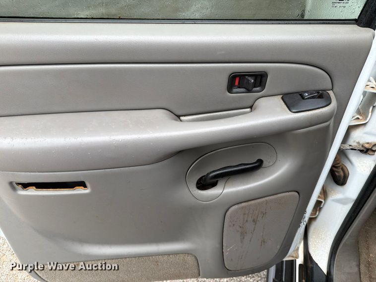 image for item EW0328 2004 Chevrolet Suburban SUV