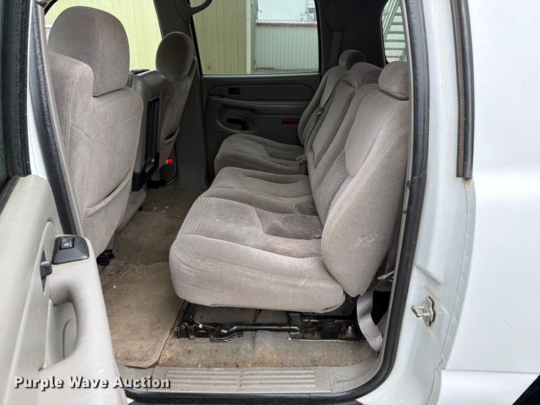 image for item EW0328 2004 Chevrolet Suburban SUV