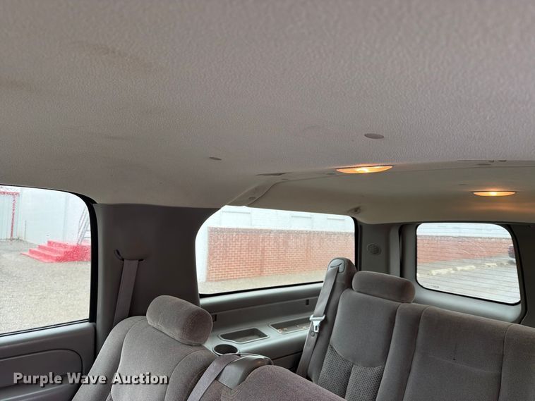 image for item EW0328 2004 Chevrolet Suburban SUV