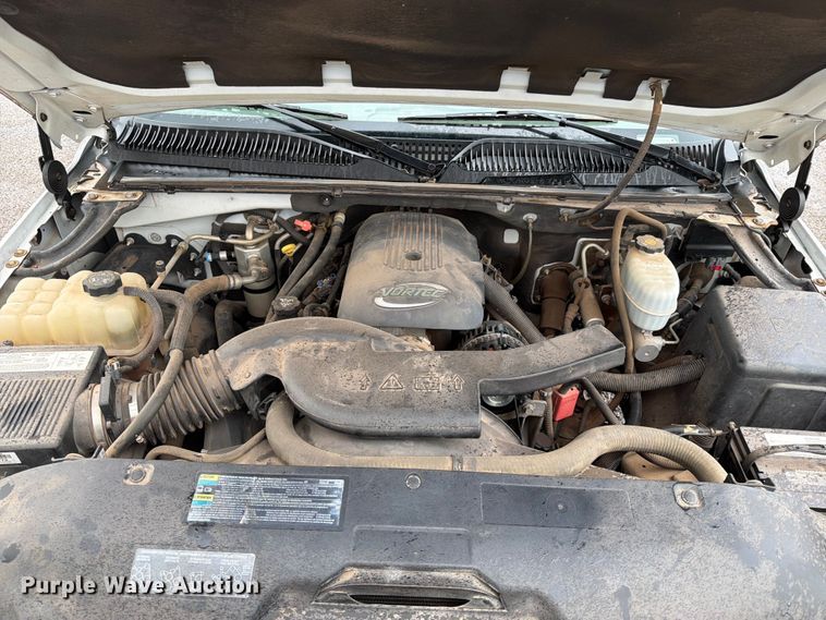 image for item EW0328 2004 Chevrolet Suburban SUV