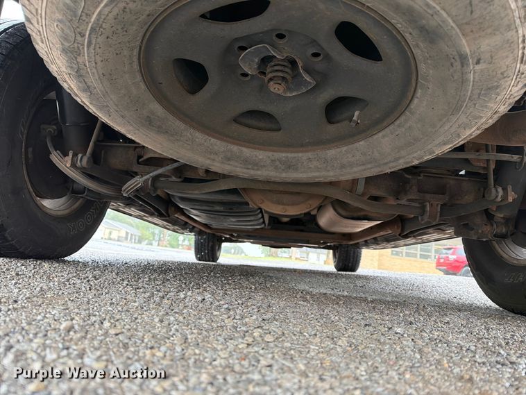 image for item EW0328 2004 Chevrolet Suburban SUV