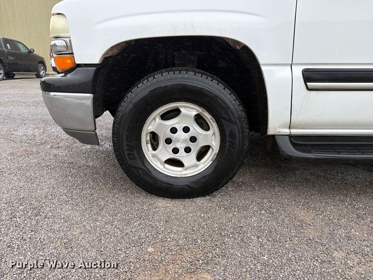image for item EW0328 2004 Chevrolet Suburban SUV