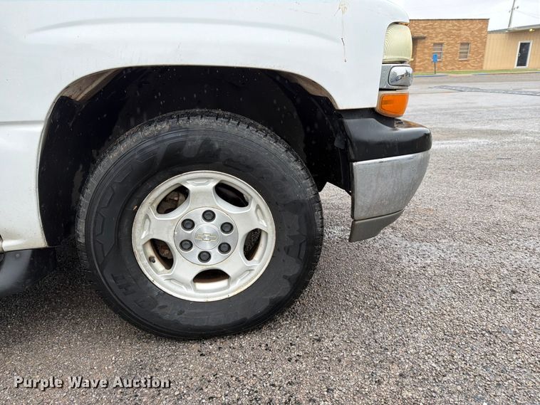 image for item EW0328 2004 Chevrolet Suburban SUV