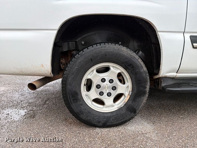 image for item EW0328 2004 Chevrolet Suburban SUV