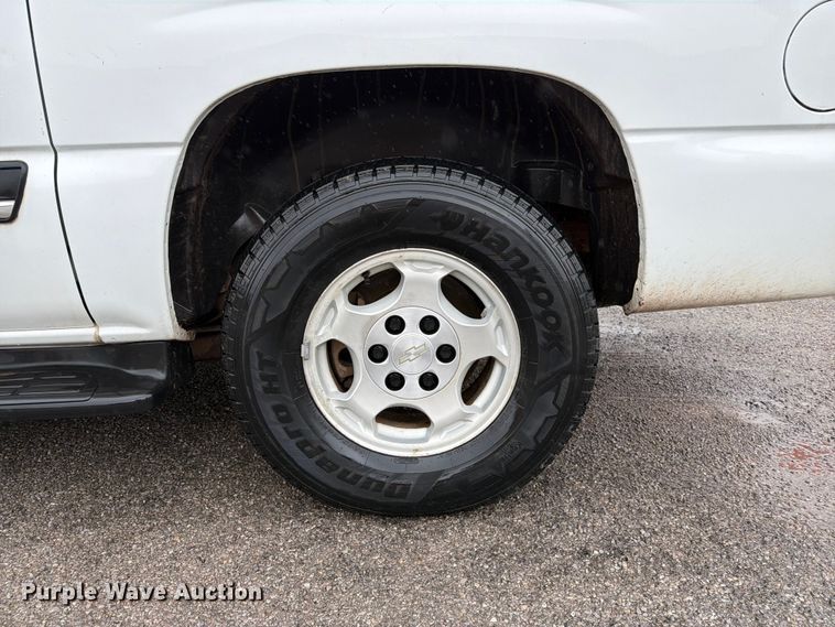 image for item EW0328 2004 Chevrolet Suburban SUV