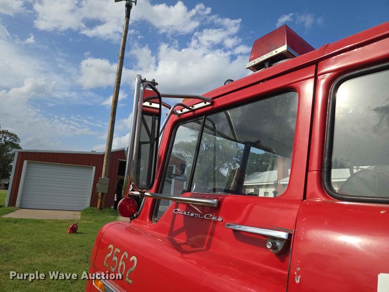 image for item EW0377 1975 Ford 900 pumper fire truck