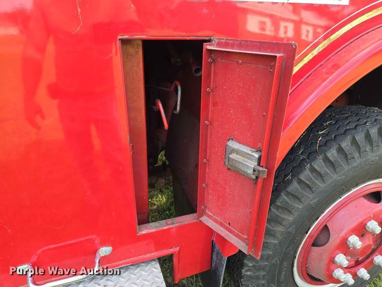 image for item EW0377 1975 Ford 900 pumper fire truck