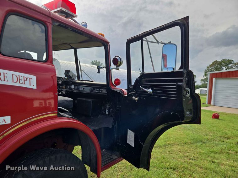 image for item EW0377 1975 Ford 900 pumper fire truck
