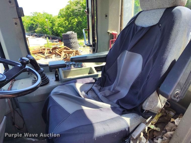 image for item EW1033 2001 Daewoo Mega 160 wheel loader