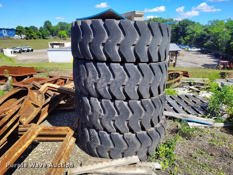 image for item EW1033 2001 Daewoo Mega 160 wheel loader