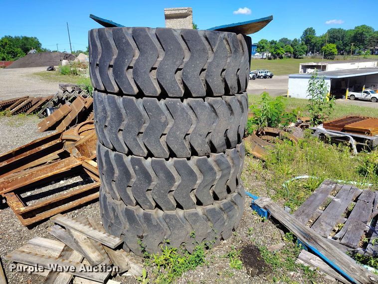 image for item EW1033 2001 Daewoo Mega 160 wheel loader