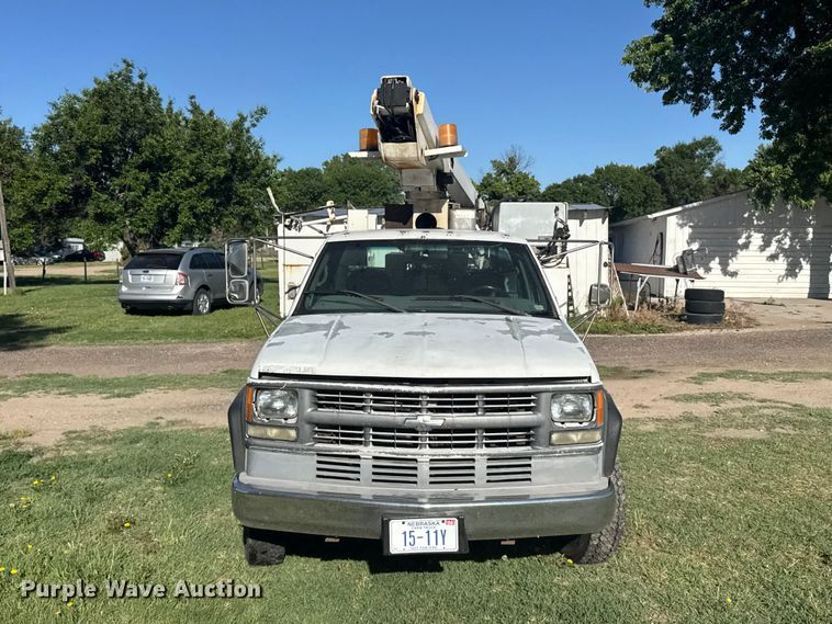 image for item EW4887 2002 Chevrolet GMT-400 bucket truck