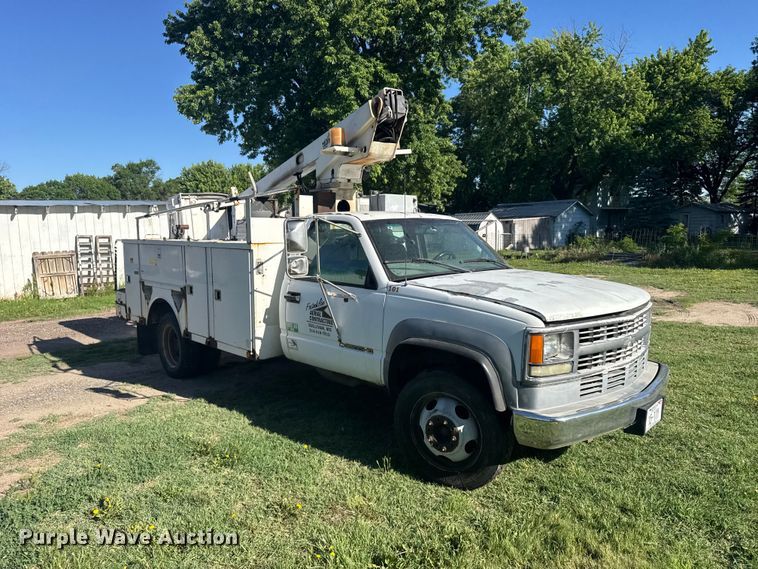 image for item EW4887 2002 Chevrolet GMT-400 bucket truck