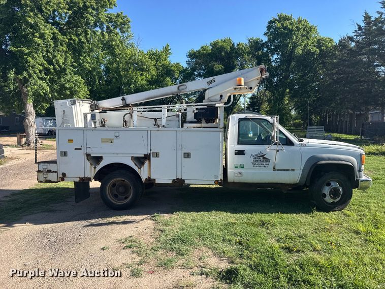 image for item EW4887 2002 Chevrolet GMT-400 bucket truck