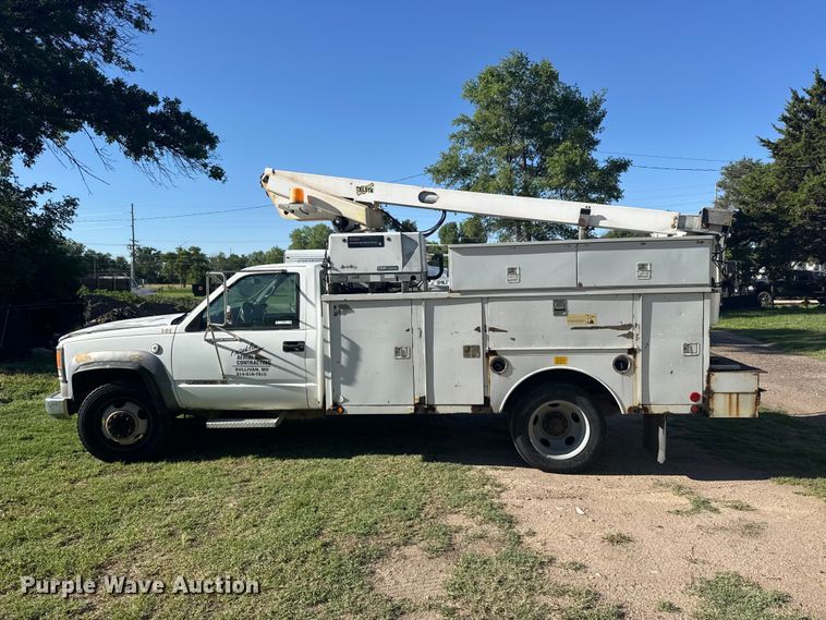 image for item EW4887 2002 Chevrolet GMT-400 bucket truck