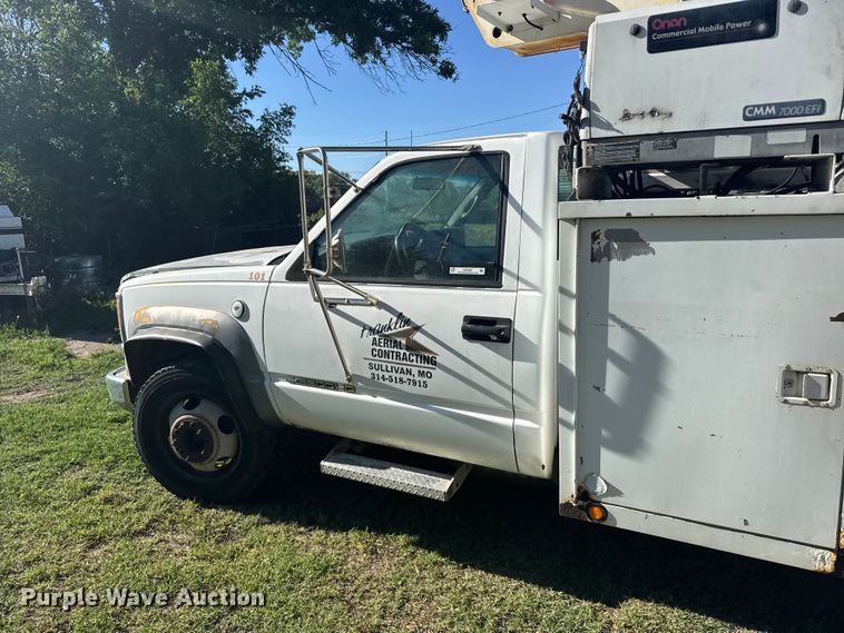 image for item EW4887 2002 Chevrolet GMT-400 bucket truck