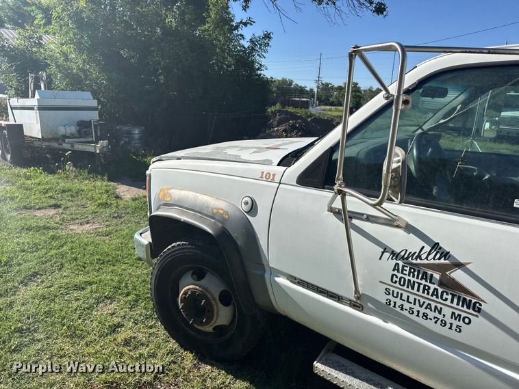 image for item EW4887 2002 Chevrolet GMT-400 bucket truck