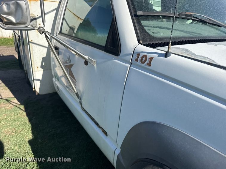 image for item EW4887 2002 Chevrolet GMT-400 bucket truck