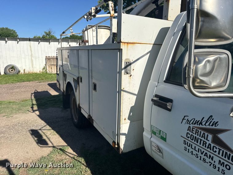 image for item EW4887 2002 Chevrolet GMT-400 bucket truck