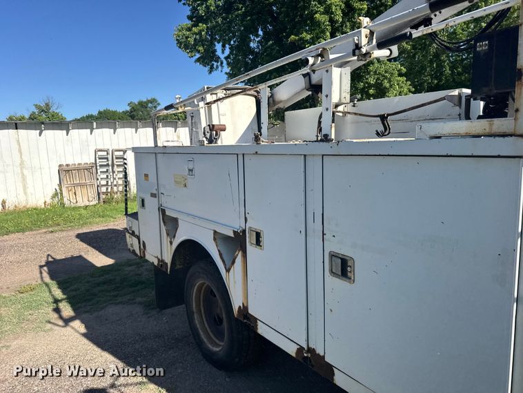image for item EW4887 2002 Chevrolet GMT-400 bucket truck
