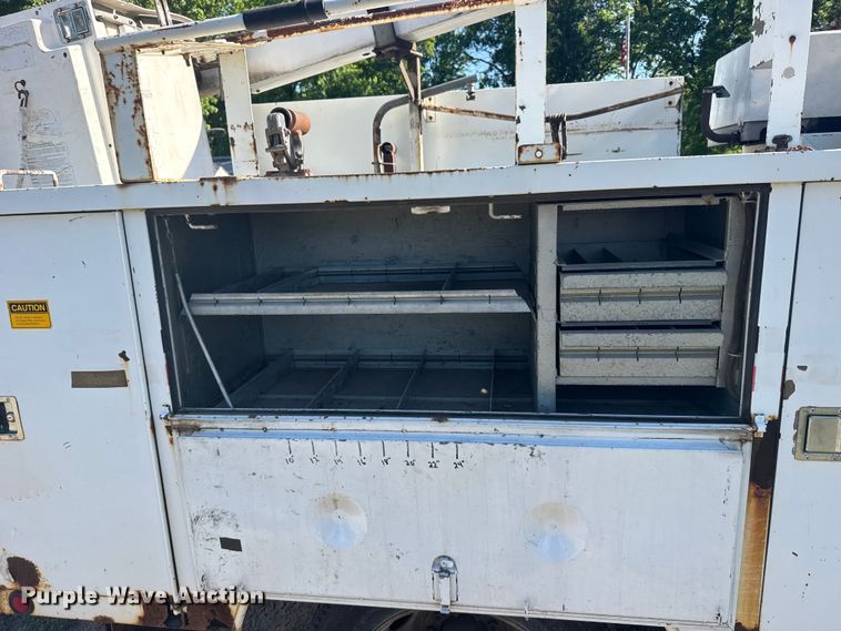 image for item EW4887 2002 Chevrolet GMT-400 bucket truck