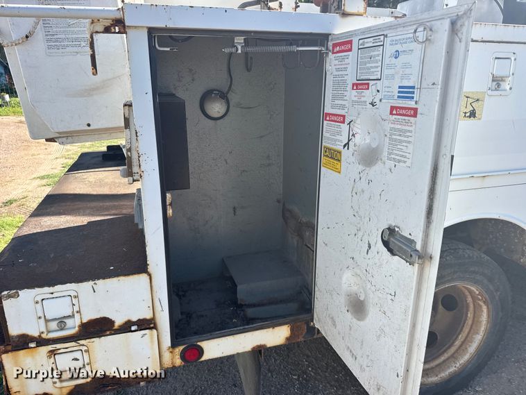 image for item EW4887 2002 Chevrolet GMT-400 bucket truck