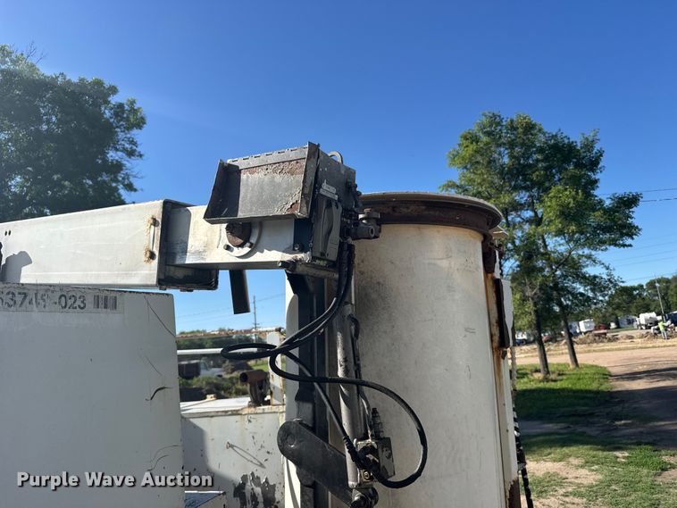 image for item EW4887 2002 Chevrolet GMT-400 bucket truck