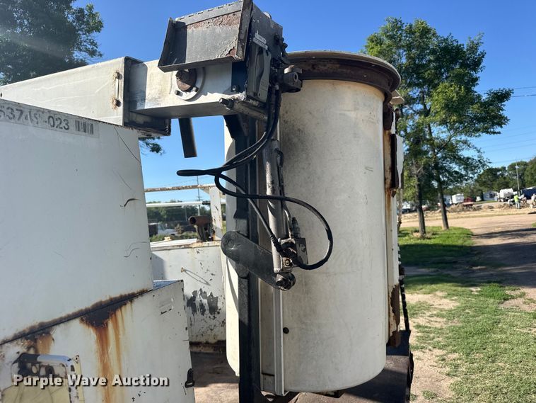 image for item EW4887 2002 Chevrolet GMT-400 bucket truck