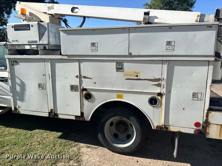 image for item EW4887 2002 Chevrolet GMT-400 bucket truck