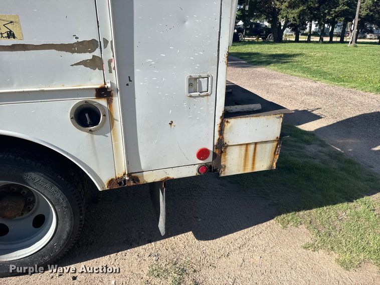 image for item EW4887 2002 Chevrolet GMT-400 bucket truck