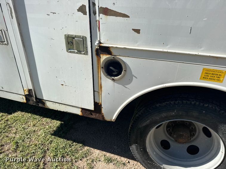 image for item EW4887 2002 Chevrolet GMT-400 bucket truck