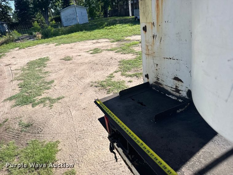 image for item EW4887 2002 Chevrolet GMT-400 bucket truck
