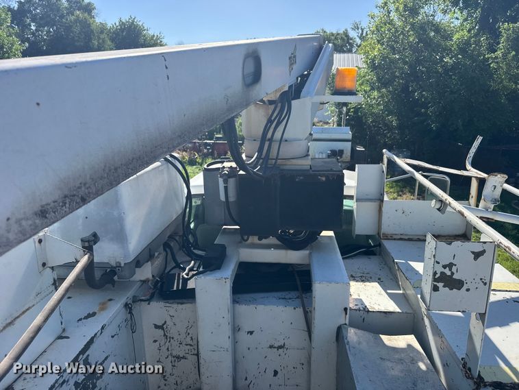 image for item EW4887 2002 Chevrolet GMT-400 bucket truck